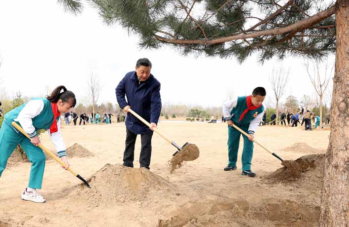 习近平在参加首都义务植树活动时强调：全社会都做生态文明建设的实践者推动者 让祖国天更蓝山更绿水更清生态环境更美好