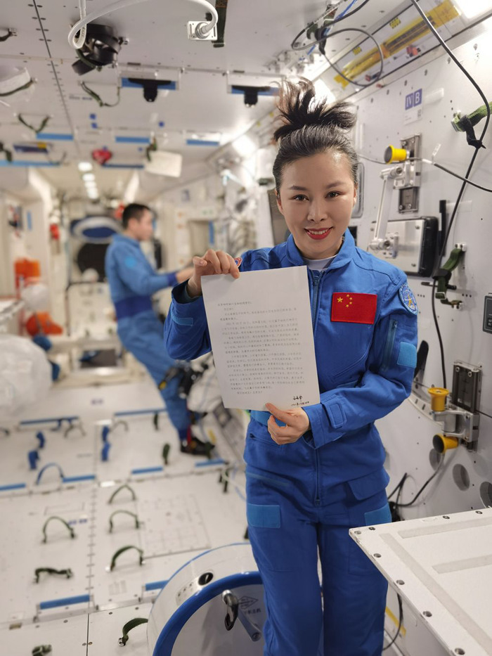王亚平太空回信北京四中学子：用智慧和汗水打造自己的梦想飞船